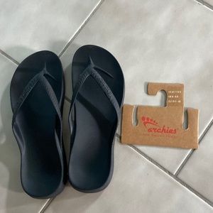 Women’s size 8 Archie’s flip flops